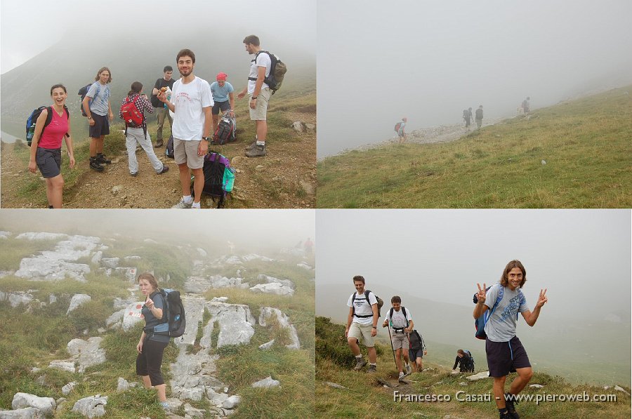 04-Merenda al Passo Branchino poi si riparte nella nebbia.jpg